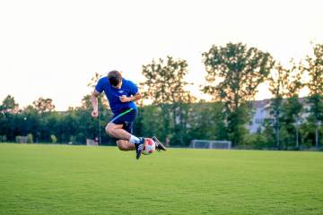 穆里尼奥14-15赛季重返英超捧杯，引援震撼级（配图示意）